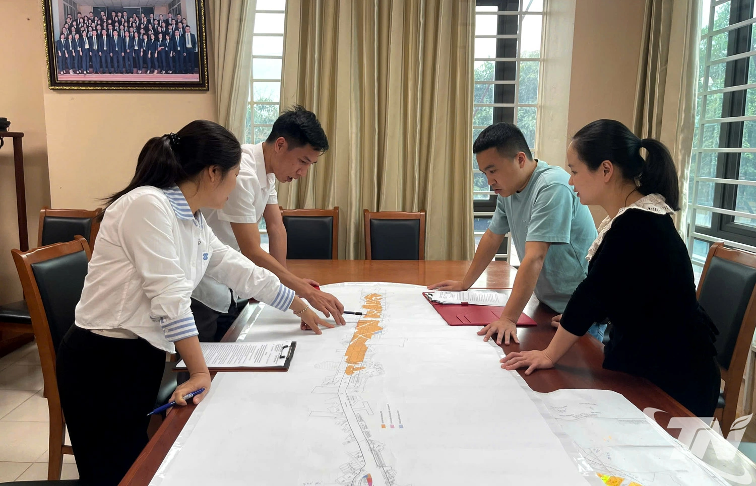 Các cán bộ, nhân viên Trung tâm Phát triển quỹ đất khu vực I luôn nỗ lực   nâng cao hiệu quả công tác giải phóng mặt bằng thực hiện các dự án.