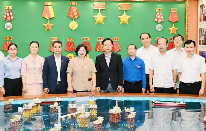 Đồng chí Văn Thị Bạch Tuyết chụp hình lưu niệm với Ban Thường vụ Đảng ủy Vietsovpetro. Ảnh: VIỆT DŨNG