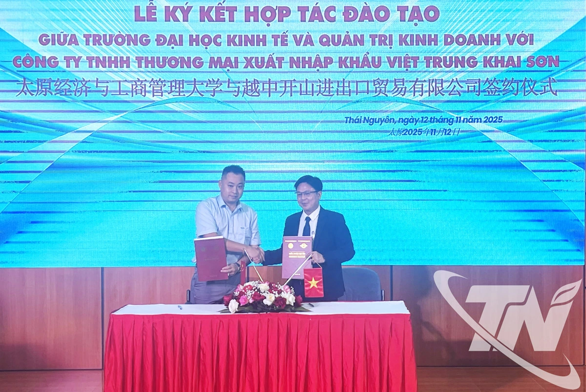 Trường Đại học Kinh tế và Quản trị kinh doanh và Công ty Việt Trung Khai Sơn ký kết hợp tác đào tạo.