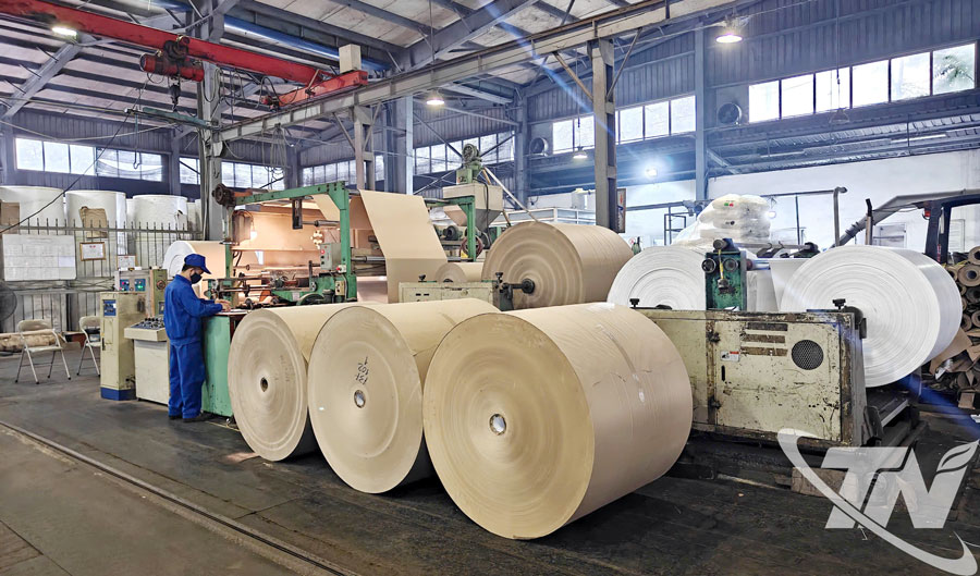 Công đoạn tráng màng trong sản xuất vỏ bao xi măng tại Công ty than Núi Hồng.