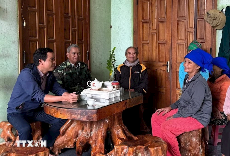 Nhờ ứng dụng công nghệ xử lý công việc, cán bộ có thời gian gần dân, lắng nghe ý kiến người dân. (Ảnh: Đinh Hương/TTXVN)