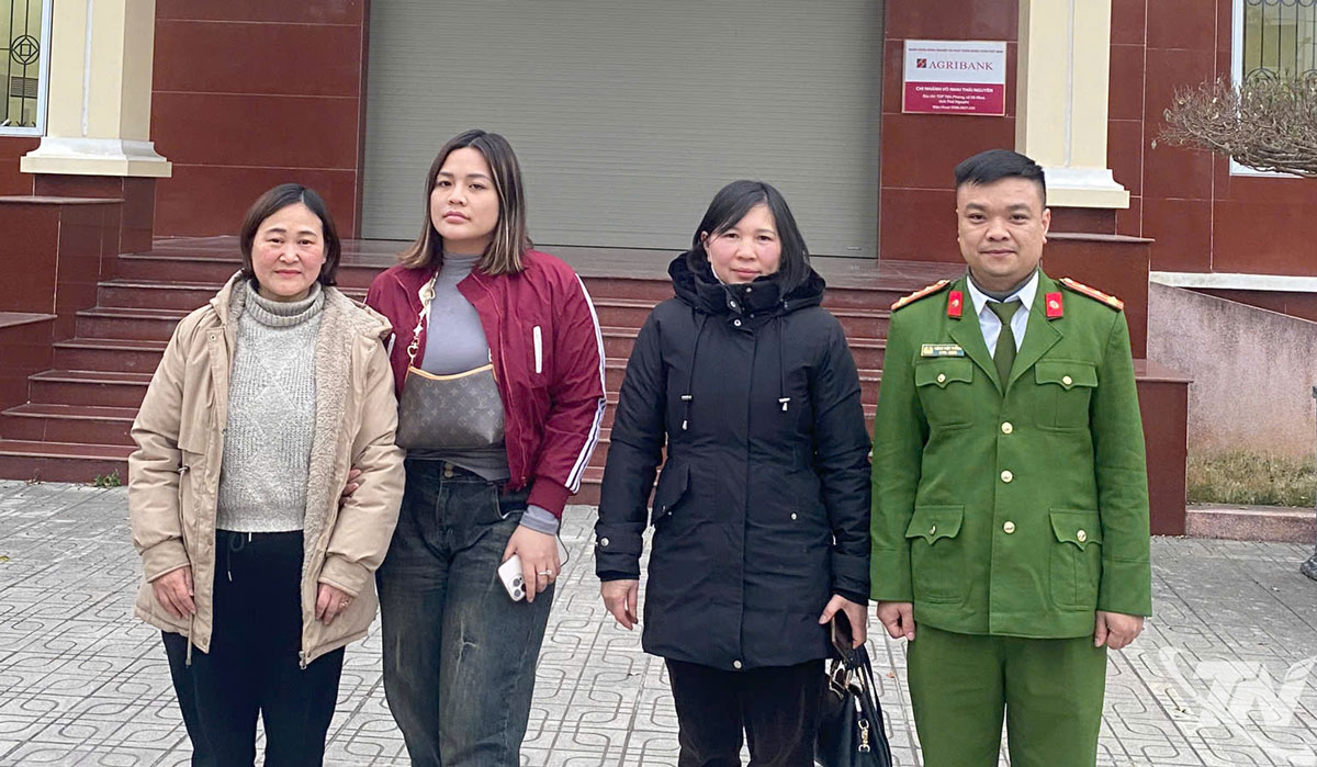 C&aacute;n bộ C&ocirc;ng an x&atilde; V&otilde; Nhai hỗ trợ c&ocirc;ng d&acirc;n l&agrave;m thủ tục trả lại tiền do chuyển khoản nhầm.