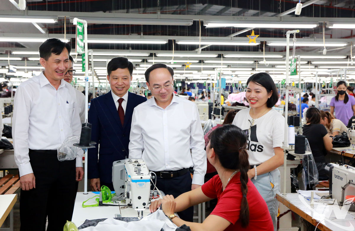 Đồng chí Nguyễn Đăng Bình thăm dây chuyền sản xuất của Nhà máy may TNG Đồng Hỷ.