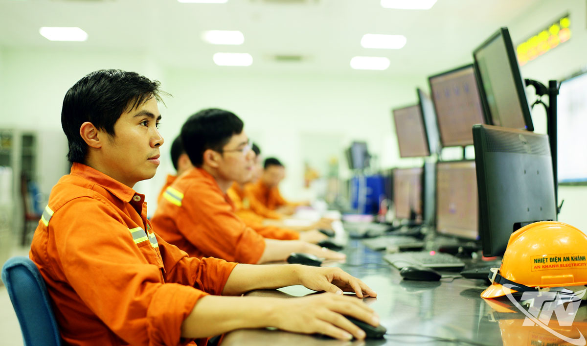 Cán bộ nhân viên phòng điều kiển trung tâm Nhà máy Nhiệt điện An Khánh I