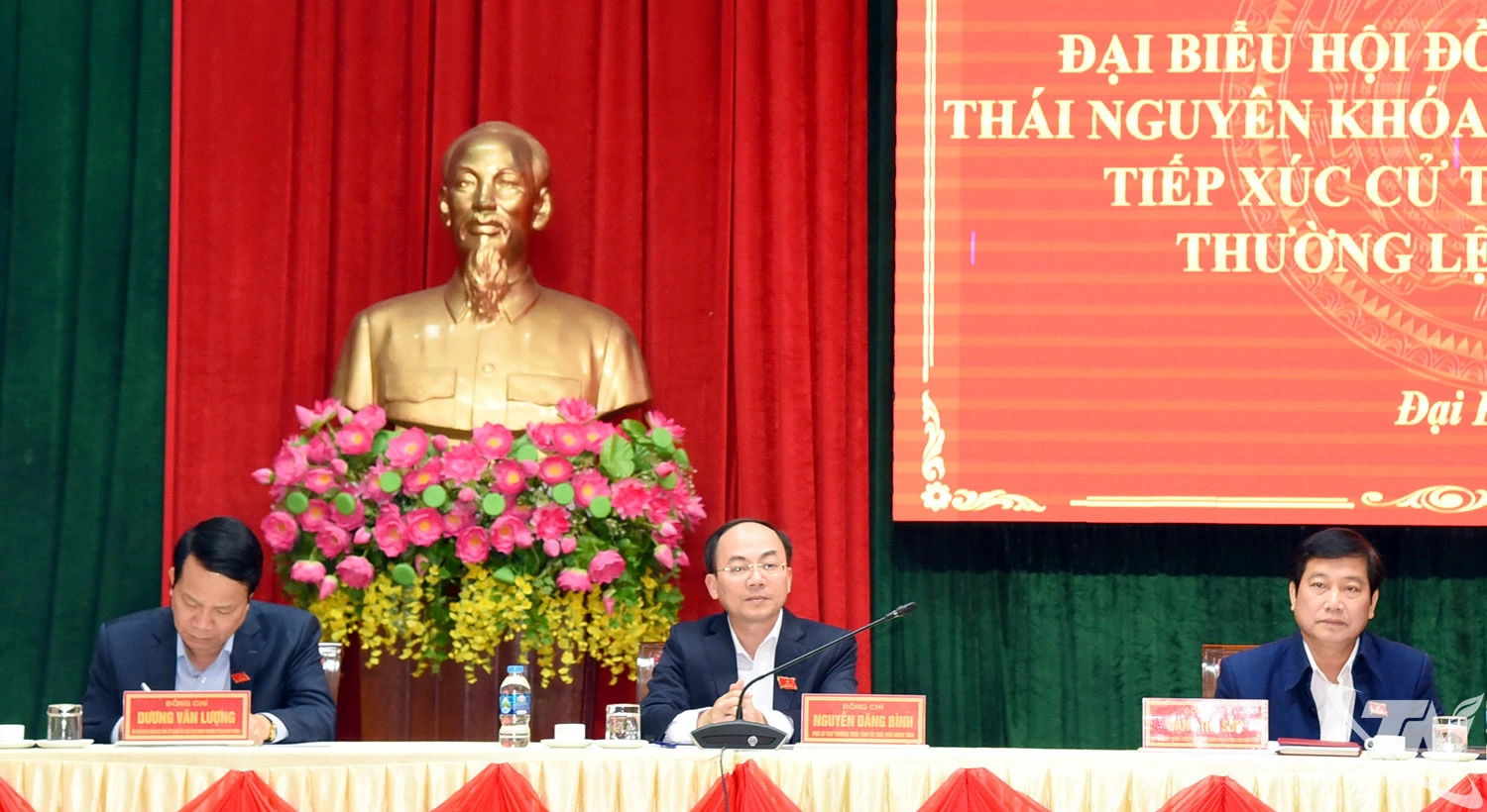 Đồng chí Nguyễn Đăng Bình, Phó Bí thư Thường trực Tỉnh ủy, Chủ tịch HĐND tỉnh và Tổ đại biểu số 14 lắng nghe ý kiến của cử tri.