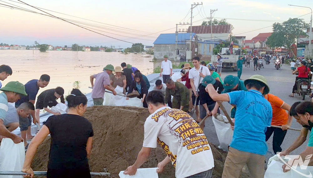 Nhân dân địa phương và lực lượng chức năng thực hiện các biện pháp gia cố để bảo vệ khu vực đê Giã Thù 4 (tuyến đê Hà Châu), ứng phó với mưa lũ.