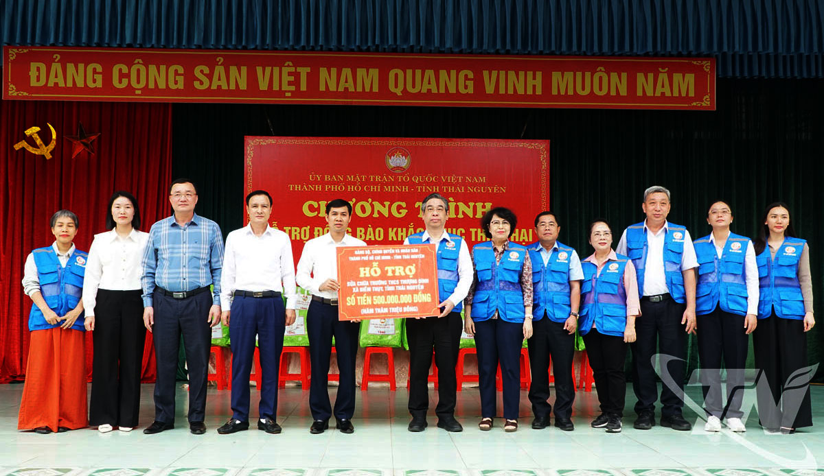 Ban Thường trực Ủy ban Mặt trận Tổ quốc Việt Nam thành phố Hồ Chí Minh trao 500 triệu đồng hỗ trợ Trường THCS Thượng Đình (xã Điềm Thụy).