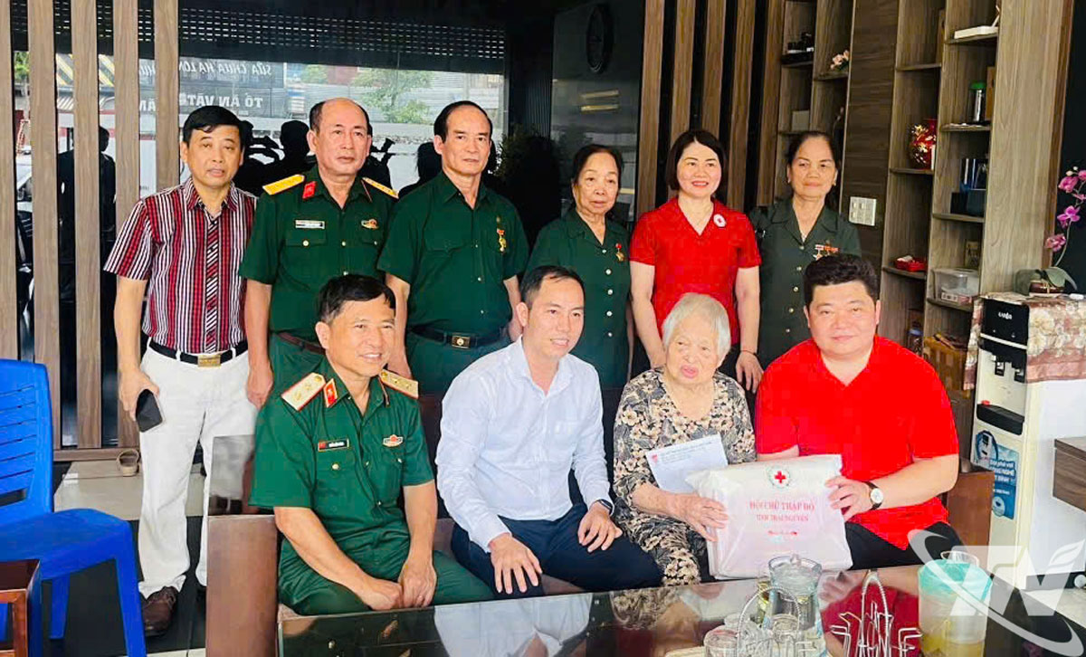 Đại diện lãnh đạo Công ty CP Đầu tư Bất động sản TASECO, lãnh đạo Hội hỗ trợ gia đình Liệt sĩ Việt Nam VMSFA và Hội Chữ thập đỏ tỉnh trao quà cho thân nhân liệt sĩ Nguyễn Thế Cường