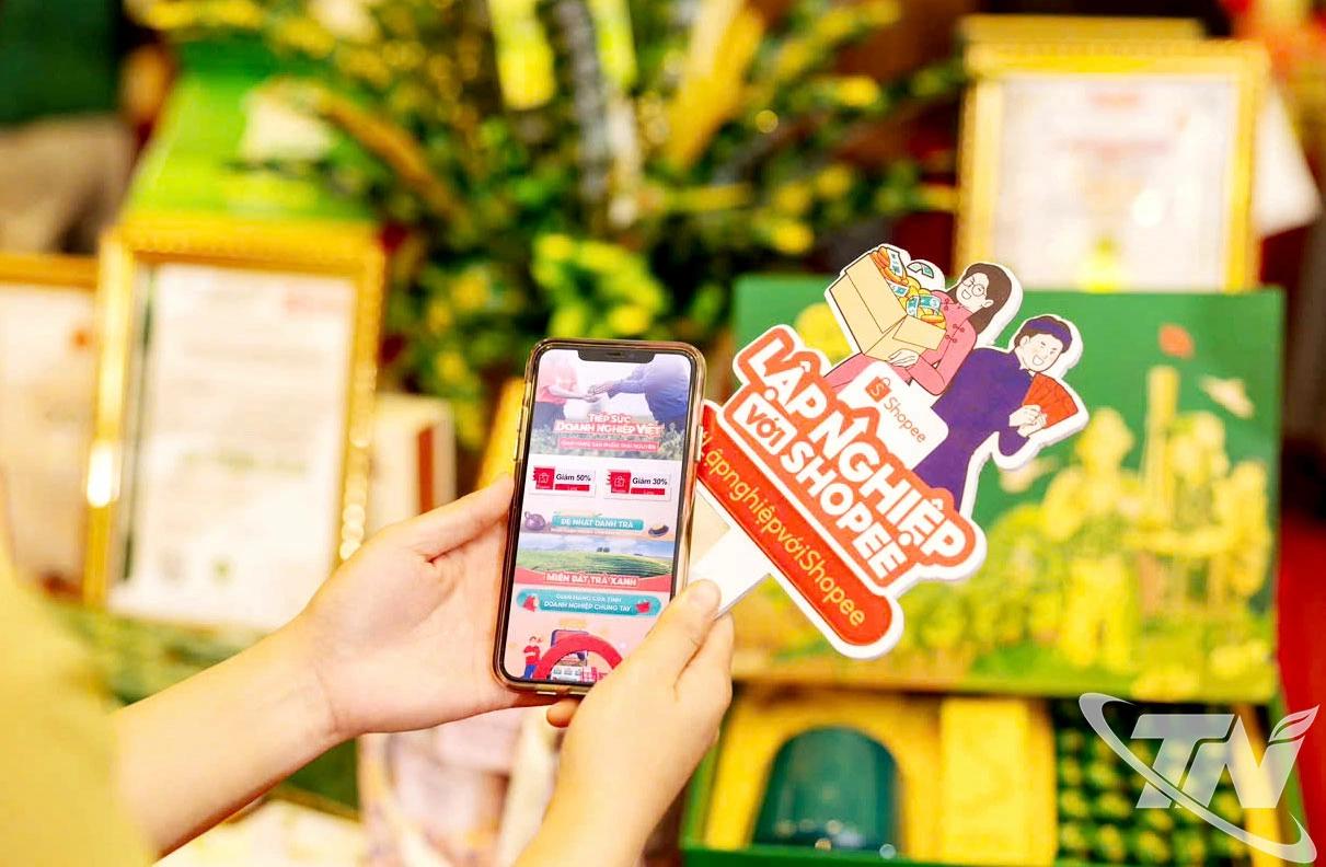 Người tiêu dùng có thể dễ dàng tìm mua các sản phẩm đặc trưng của Thái Nguyên trên sàn Shopee chỉ với vài thao tác đơn giản trên điện thoại hoặc máy tính. Ảnh T.L