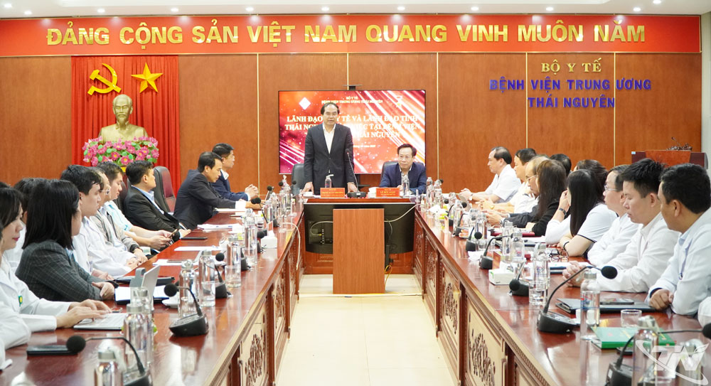 Thứ trưởng Bộ Y tế Lê Đức Luận và Bí thư Tỉnh ủy Thái Nguyên Trịnh Xuân Trường làm việc với Bệnh viện Trung ương Thái Nguyên