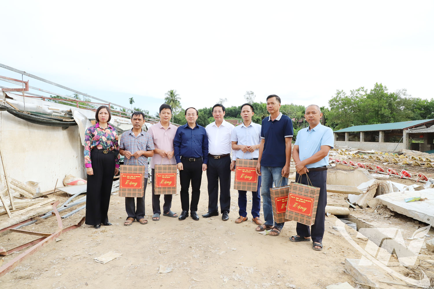 Đồng chí Nguyễn Đăng Bình thăm, tặng quà động viên các hộ bị thiệt hại tại xóm Núi Chùa, xã Tân Thành.  