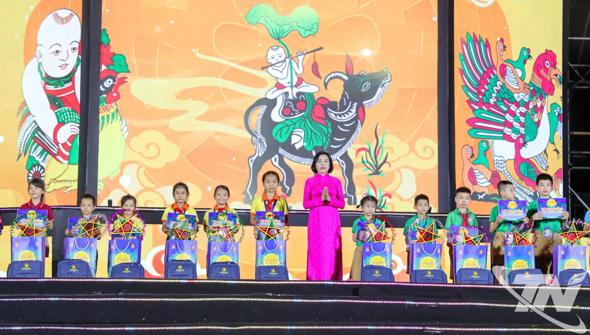 Phó Chủ tịch Quốc hội Nguyễn Thị Thanh tặng quà Trung thu cho thiếu nhi có hoàn cảnh khó khăn.