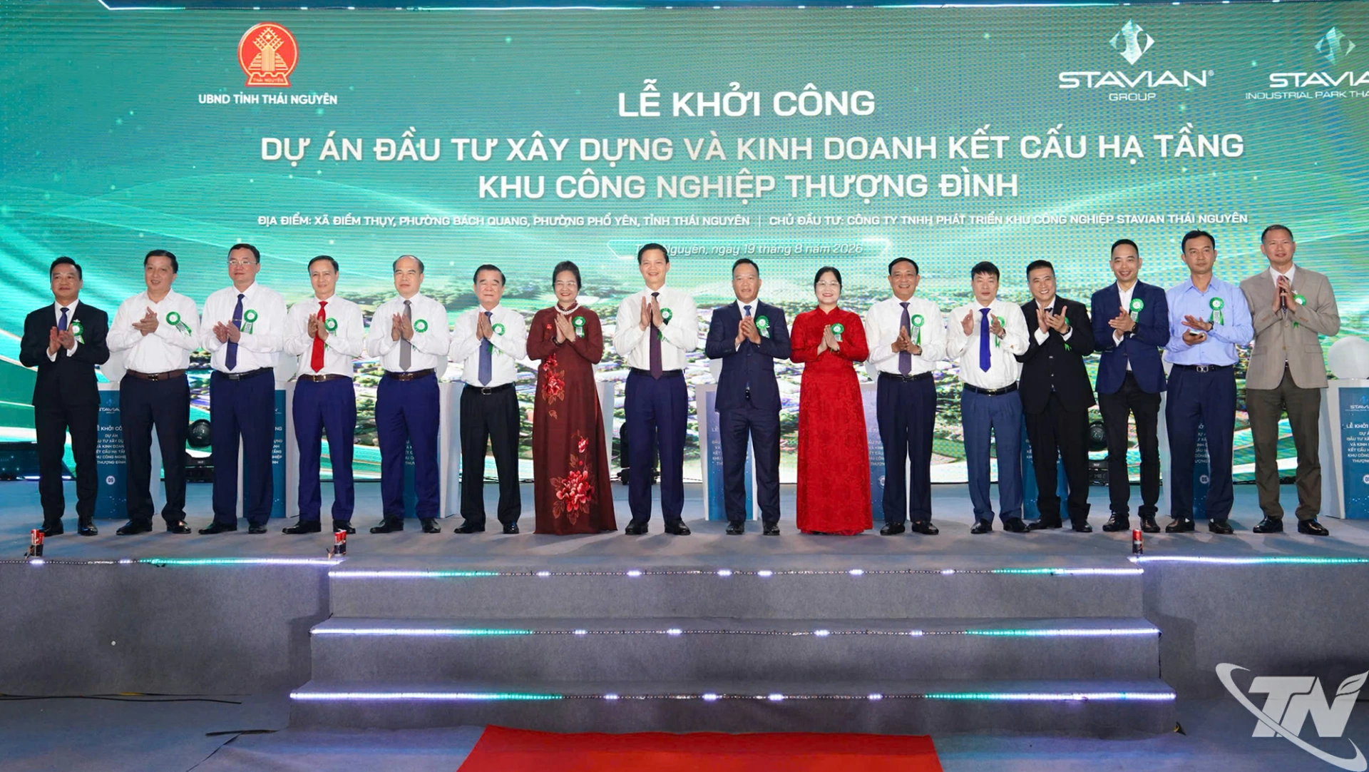 Các đồng chí lãnh đạo tỉnh và đại biểu, nhà đầu tư chụp ảnh lưu niệm.
