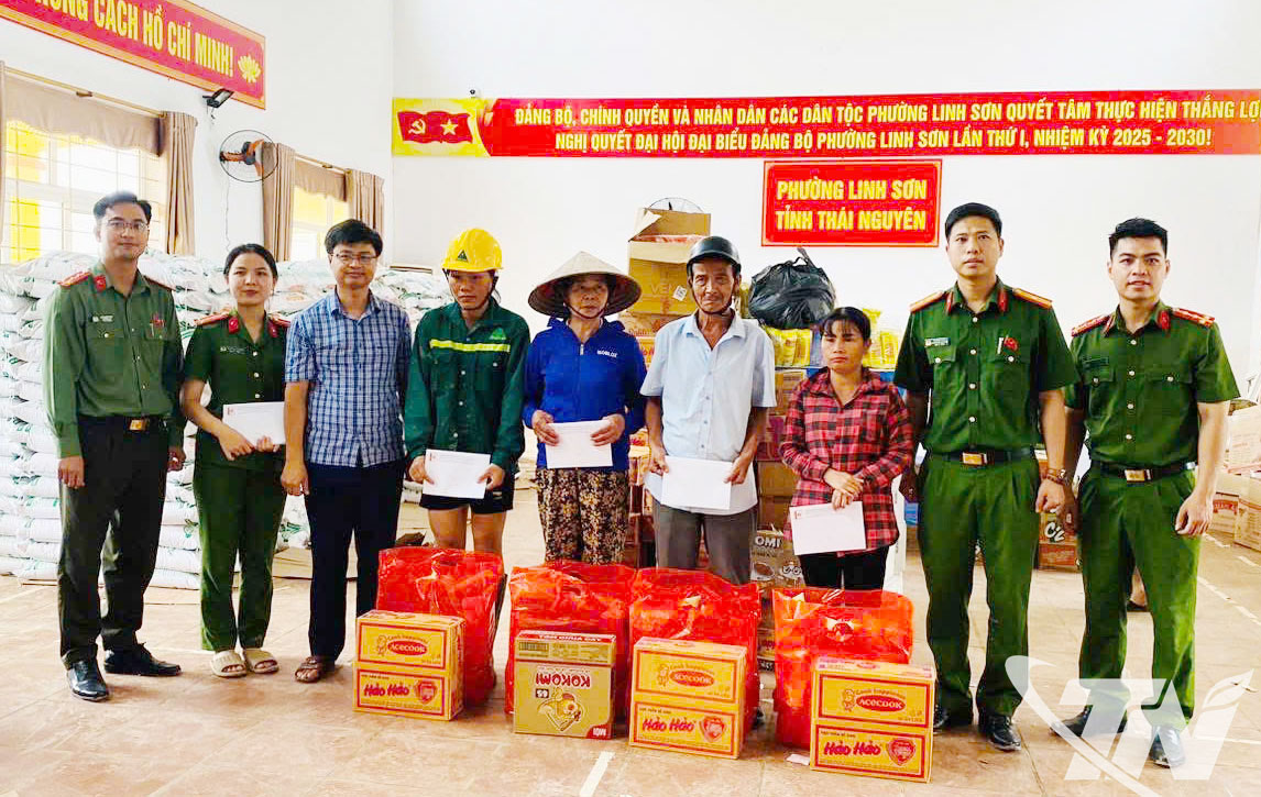 UBND phường Linh Sơn phối hợp với các nhà hảo tâm để tiếp nhận, trao quà tận tay cho những hộ bị ảnh hưởng mưa lũ.