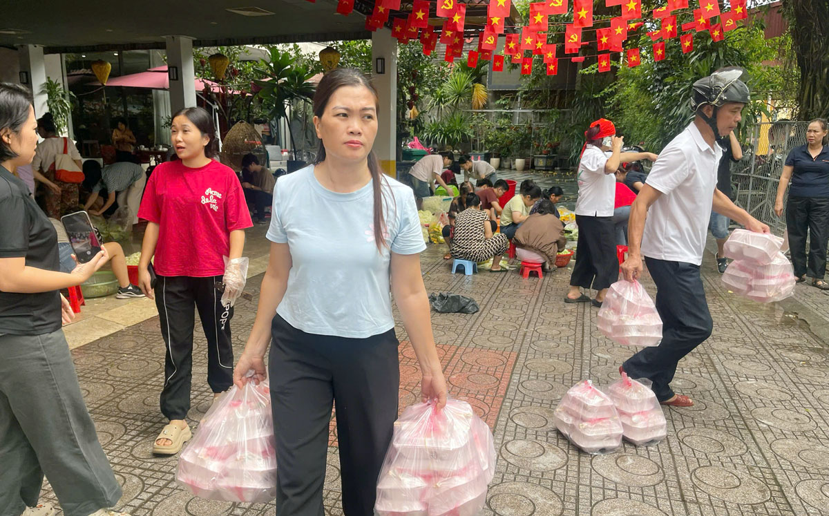 Chuyển những suất ăn tới hỗ trợ đồng bào bị ảnh hưởng do mưa lũ.