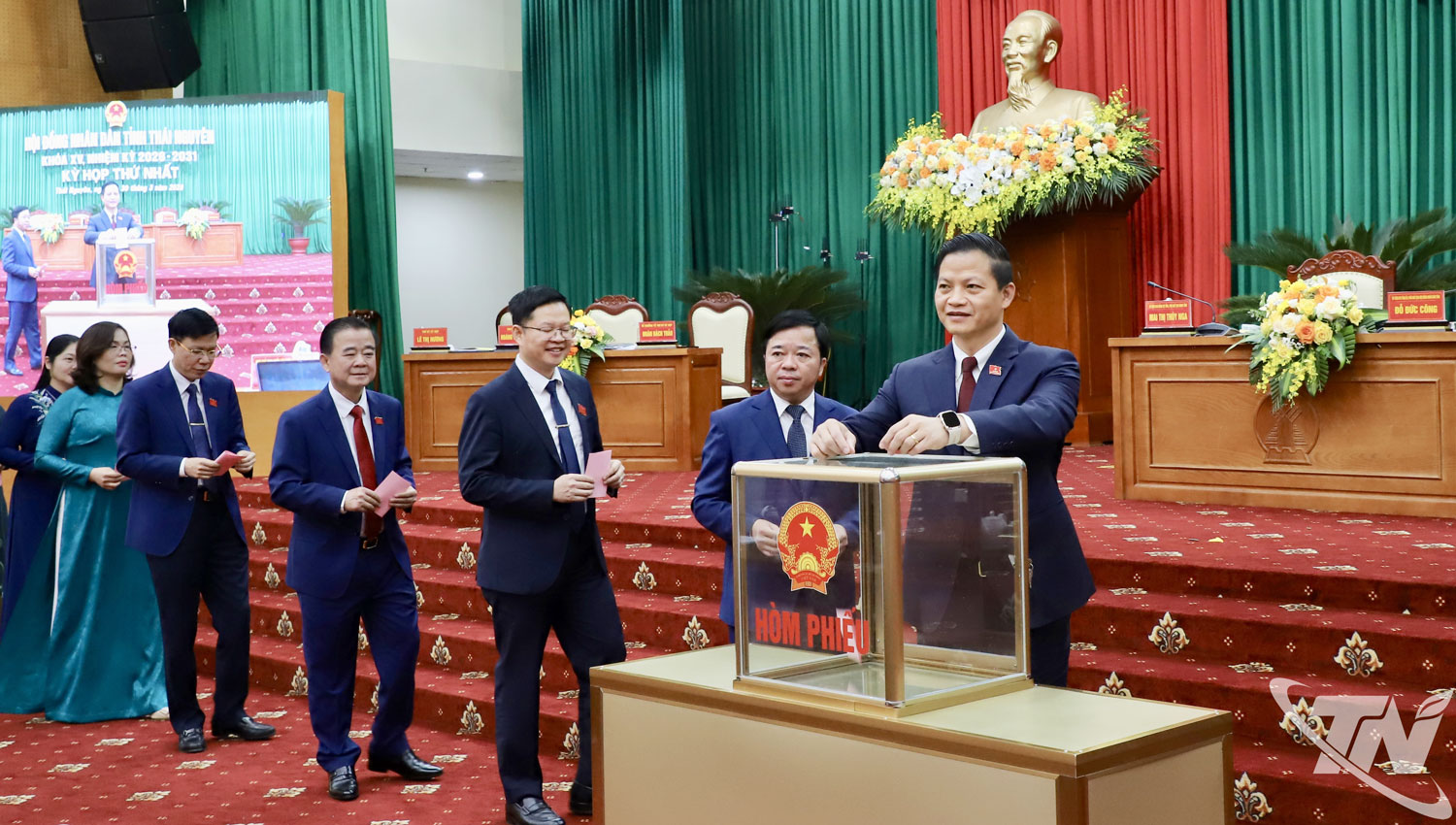 Bỏ phiếu bầu Chủ tịch và các Phó Chủ tịch UBND tỉnh, ủy viên UBND tỉnh.