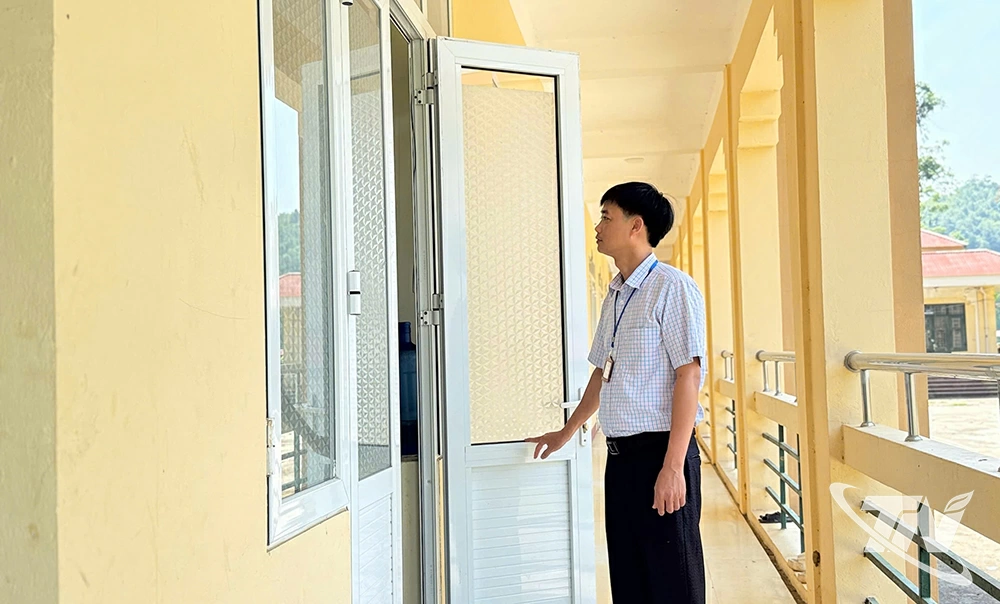 Anh Nguyễn Hữu Tùng, Tổ trưởng Tổ Văn phòng Trường PTDTNT THPT số 2 Thái Nguyên, đang chờ hướng dẫn ký lại hợp đồng lao động sau khi sáp nhập.