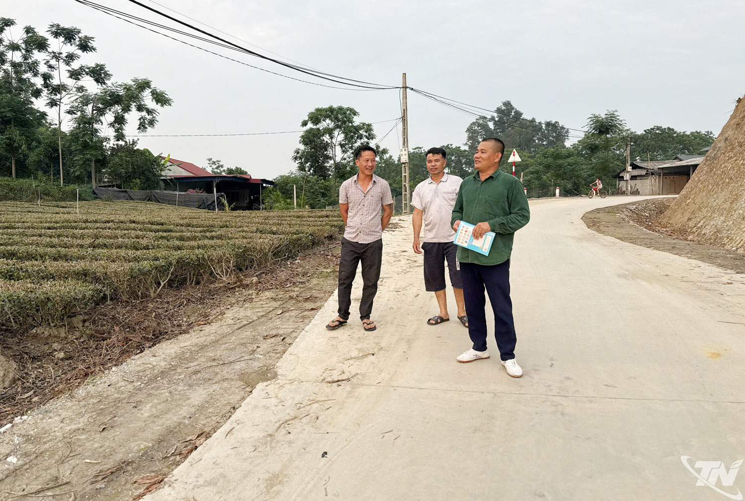 Tuyến đường tại xóm Hòa Tiến 1 (xã Đức Lương) được đầu tư mở rộng    nhờ sự đồng thuận, hiến đất của người dân.