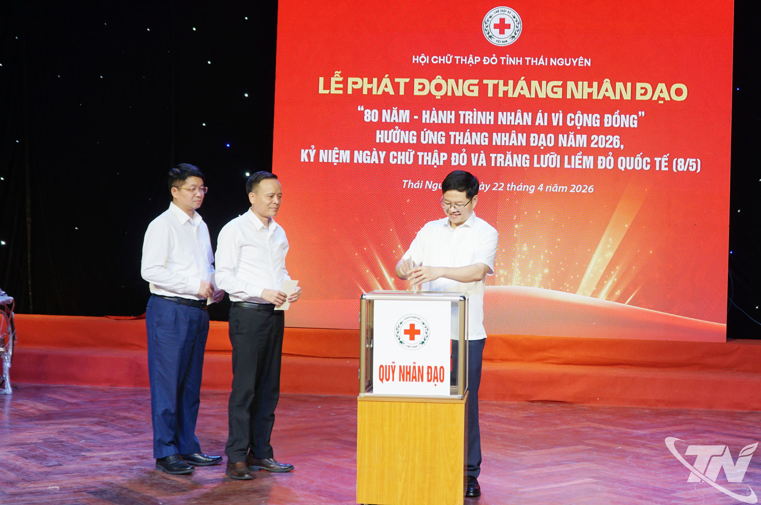Các đồng chí lãnh đạo tỉnh ủng hộ Quỹ nhân đạo tỉnh tại Lễ phát động.
