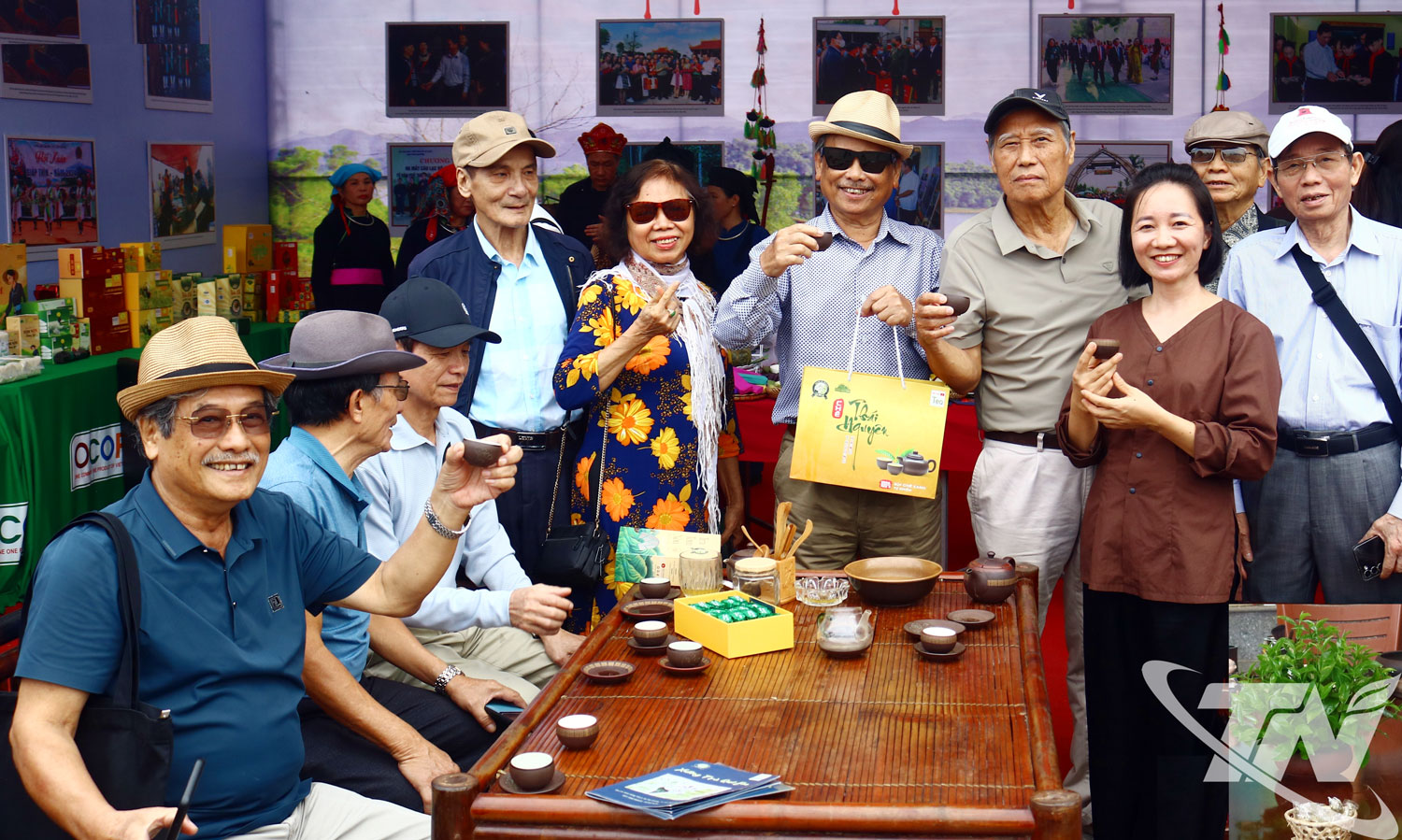 Bà Nguyễn Thị Vân Anh, thành viên HTX Trà Quê Em, xã Tân Cương (áo nâu) quảng bá sản phẩm của HTX tại tỉnh Lạng Sơn