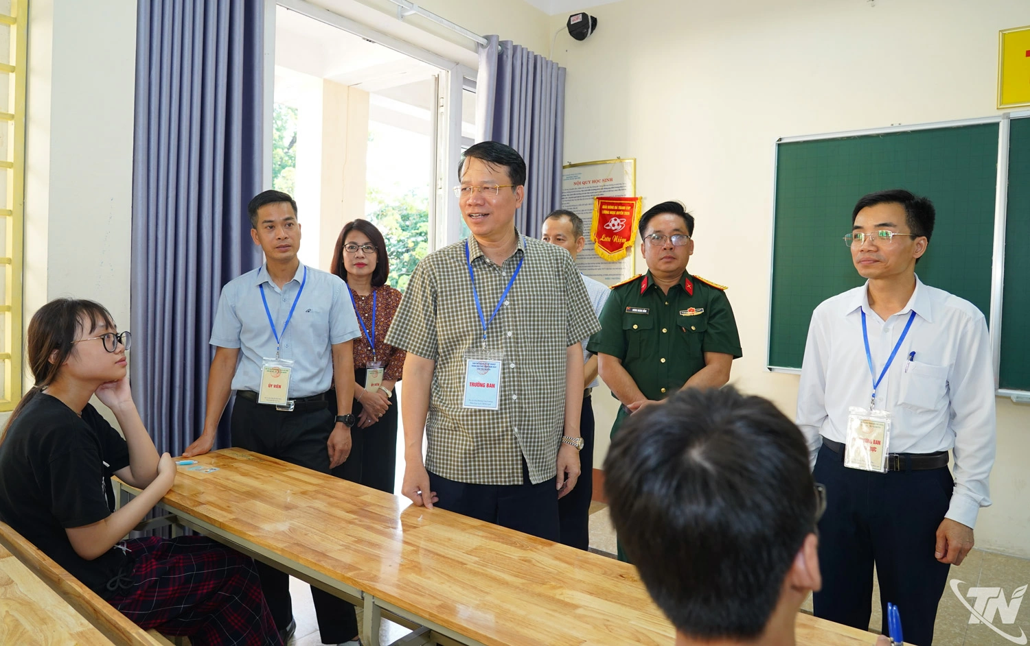Đồng chí Phó Chủ tịch UBND tỉnh động viên cán bộ làm nhiệm vụ và thí sinh tại Hội đồng coi thi Trường THPT Lương Ngọc Quyến.