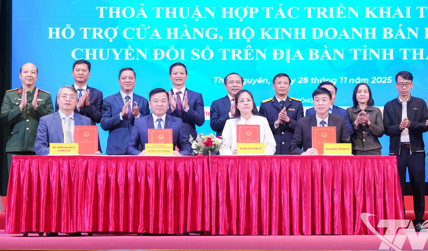Đại diện Cục Thương mại điện tử và Kinh tế số, Vụ Kinh tế số và Xã hội số, Sở Khoa học và Công nghệ tỉnh Thái Nguyên và các doanh nghiệp công nghệ số, ngân hàng ký thỏa thuận hợp tác 4 bên triển khai thí điểm hỗ trợ hộ kinh doanh chuyển đổi số trên địa bàn tỉnh Thái Nguyên. 