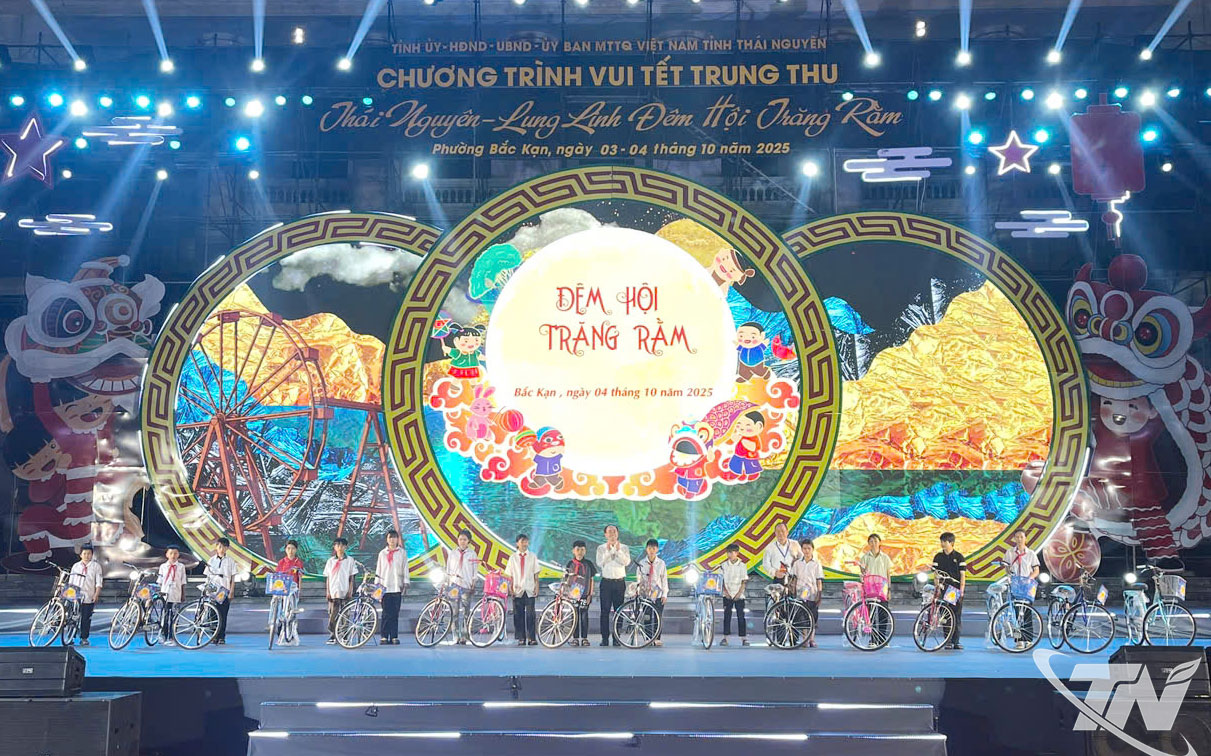 Đồng chí Nguyễn Đăng Bình và các đại biểu trao quà cho học sinh có hoàn cảnh khó khăn.