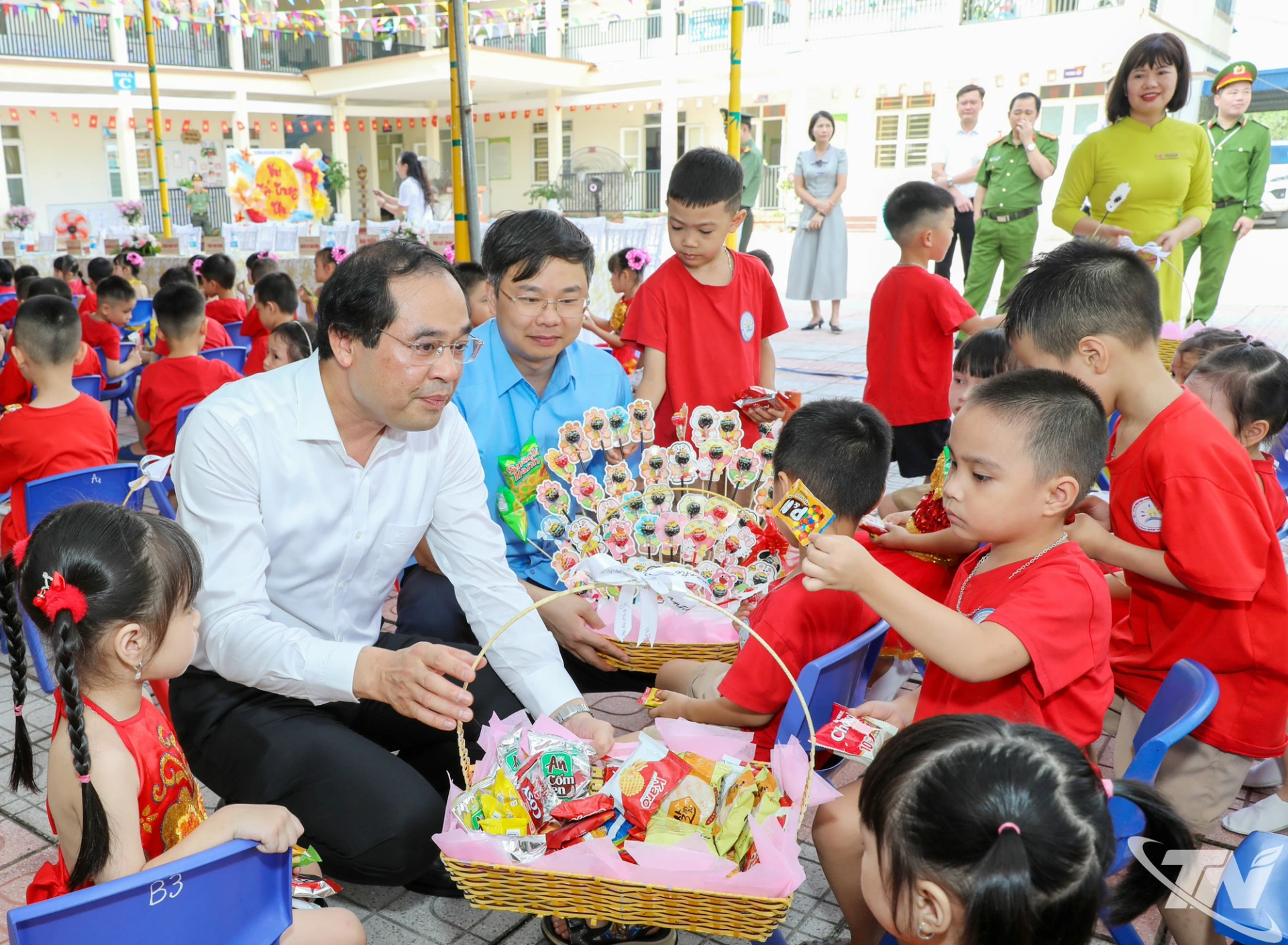 Đồng chí Bí thư Tỉnh ủy Trịnh Xuân Trường chia kẹo bánh cho học sinh.