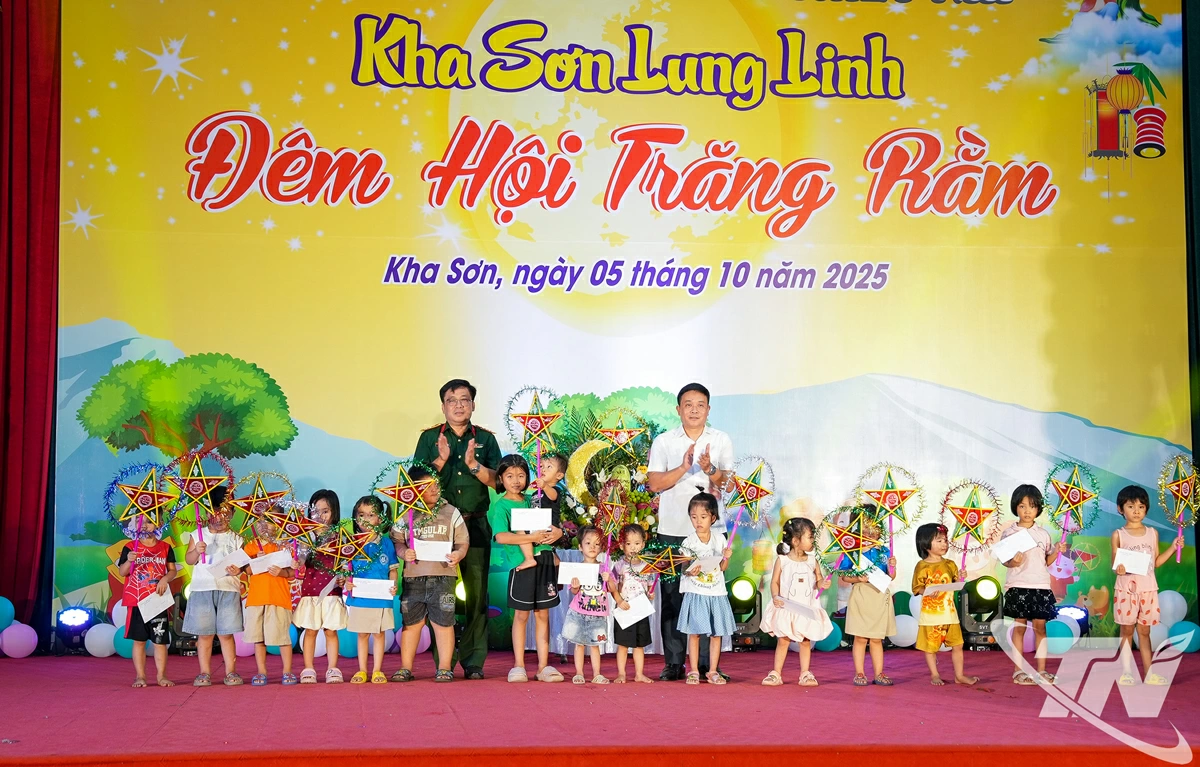 Đồng chí Đinh Quang Tuyên đã trao tặng 15 suất quà (gồm quà và 1 triệu đồng/suất) tặng các học sinh có hoàn cảnh khó khăn đã vượt khó vươn lên trong học tập trên địa bàn xã.