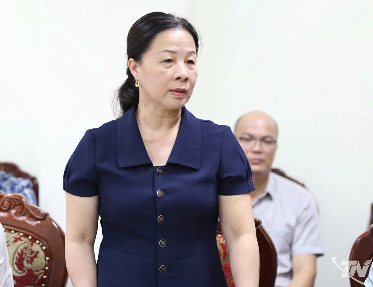 Đồng chí Nguyễn Thị Vũ Anh, Tổng biên tập Báo và phát thanh, truyền hình Thái Nguyên báo cáo tại buổi làm việc.