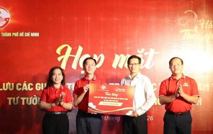 Lãnh đạo Đảng ủy UBND TPHCM trao tặng kinh phí thực hiện các hoạt động an sinh xã hội tại đặc khu Côn Đảo