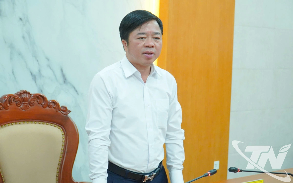 Đồng chí Bùi Văn Lương, Ủy viên Ban Thường vụ Tỉnh ủy, Phó Chủ tịch Thường trực UBND tỉnh kết luận cuộc họp.