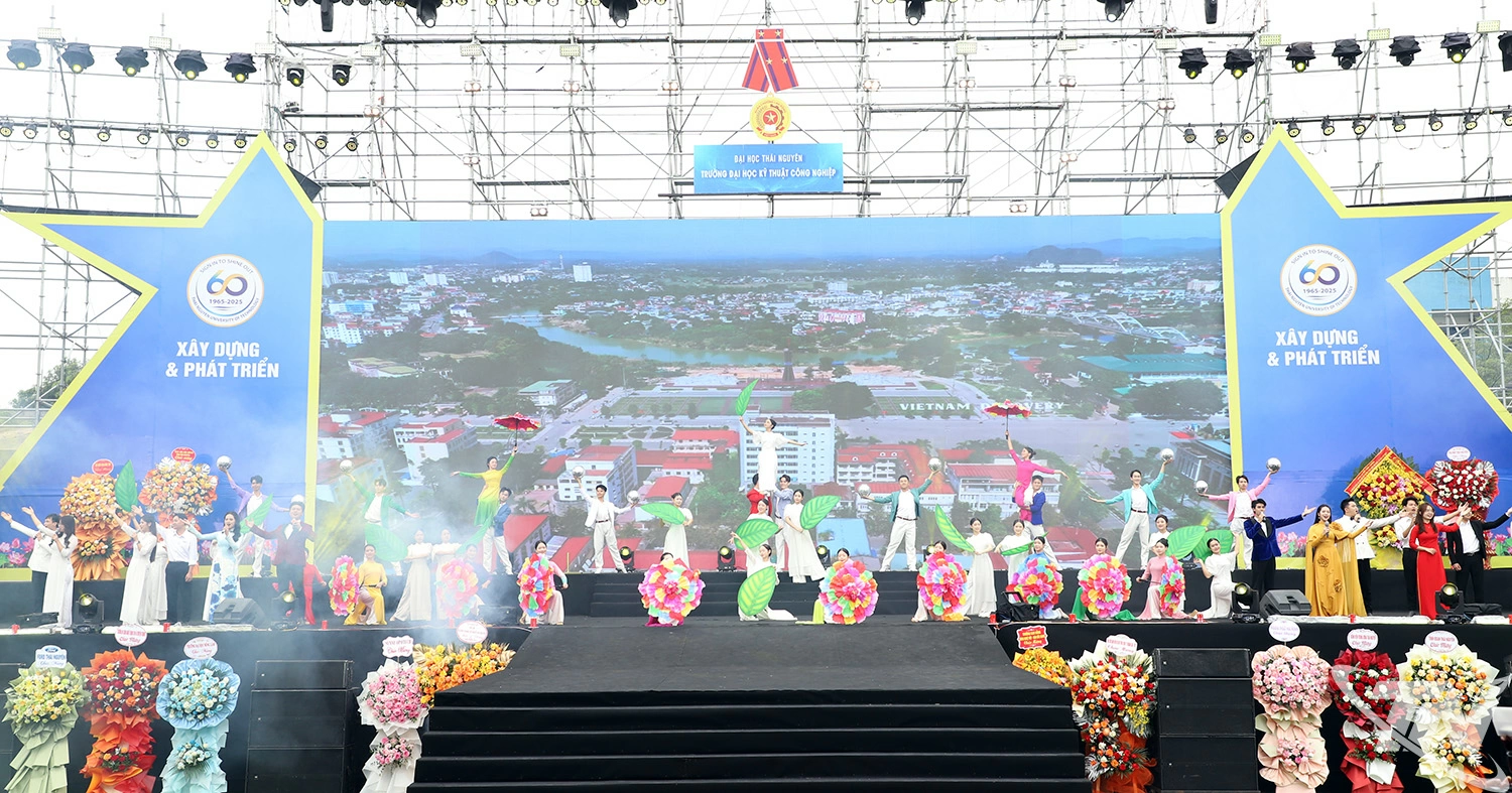 Một tiết mục văn nghệ tại buổi lễ.