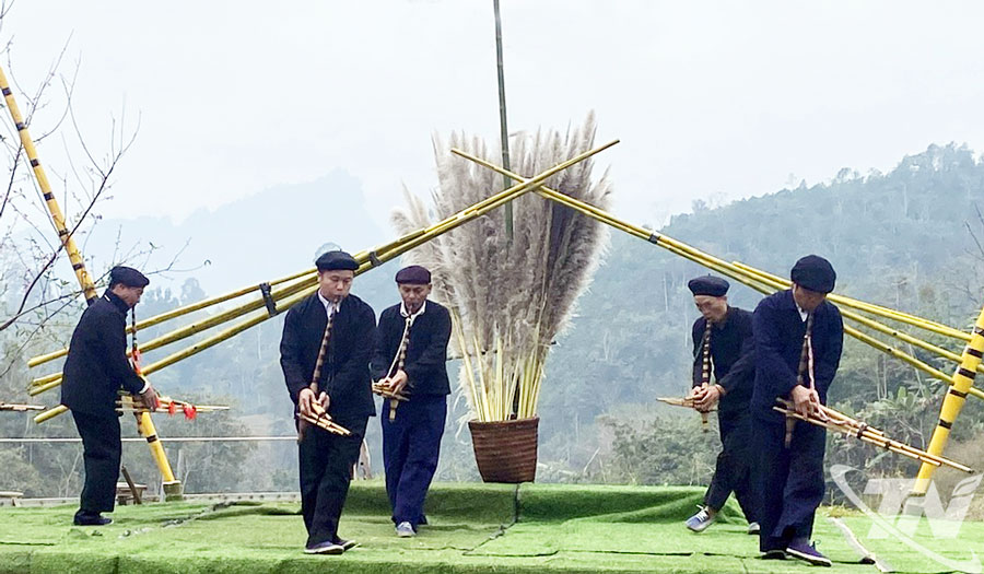 Tiết mục múa khèn của các nghệ nhân