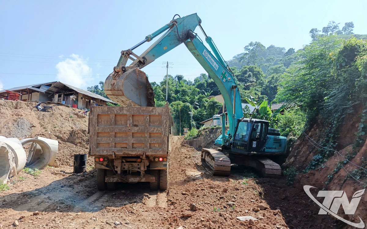 Tranh thủ thời tiết thuận lợi, nhà thầu huy động máy móc tập trung thi công, đẩy nhanh tiến độ.