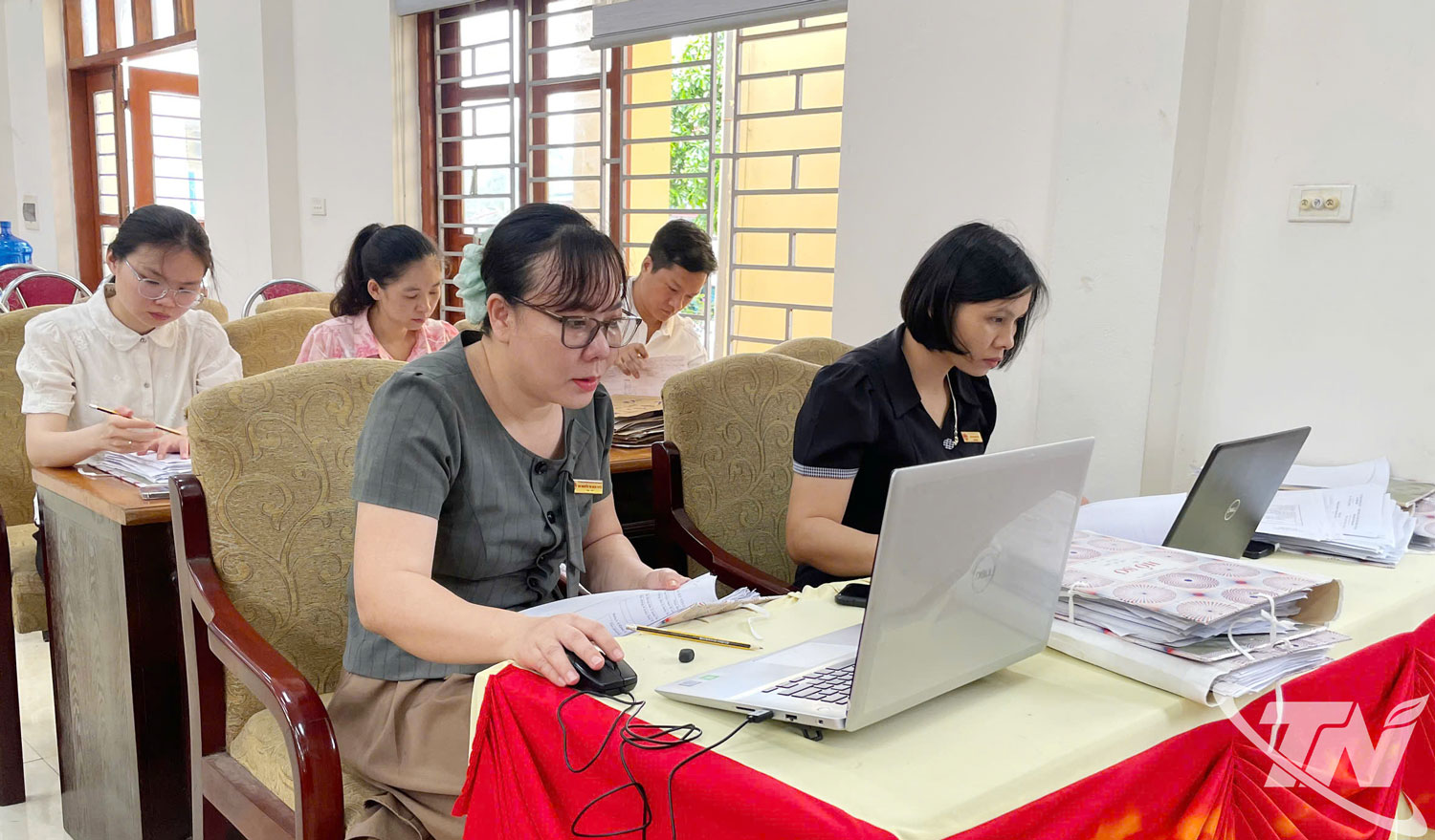 Cán bộ, công chức xã Vô Tranh thực hiện nhập mục lục, đánh số và scan tài liệu, hồ sơ.