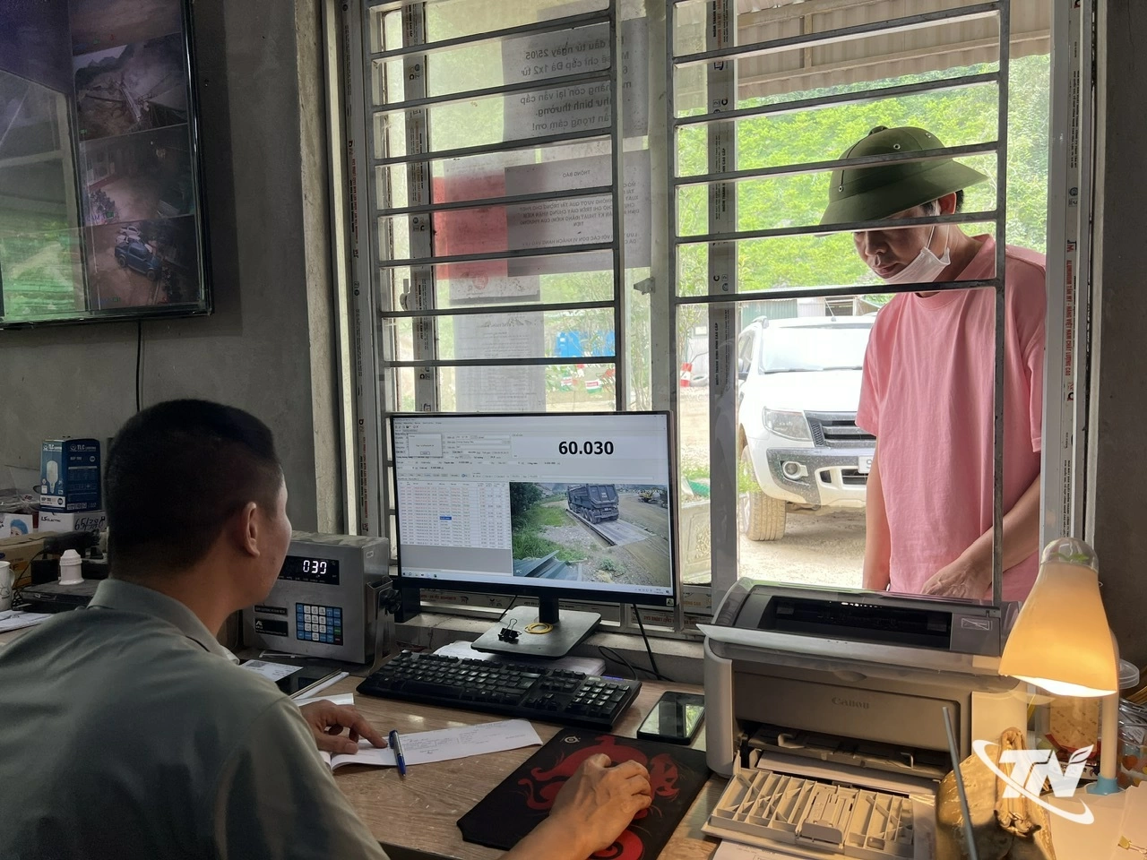 100% các mỏ khai thác khoáng sản hiện nay đã thực hiện việc lắp đặt hệ thống bàn cân điện tử để kiểm soát tải trọng.