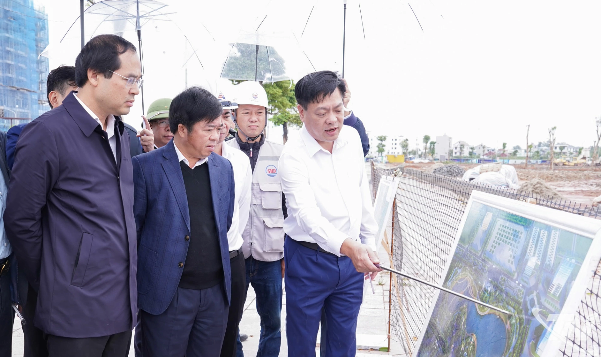 Đồng chí Bí thư Tỉnh ủy Trịnh Xuân Trường cùng Đoàn công tác của tỉnh kiểm tra Dự án công viên cây xanh, hồ điều hòa phường Vạn Xuân.