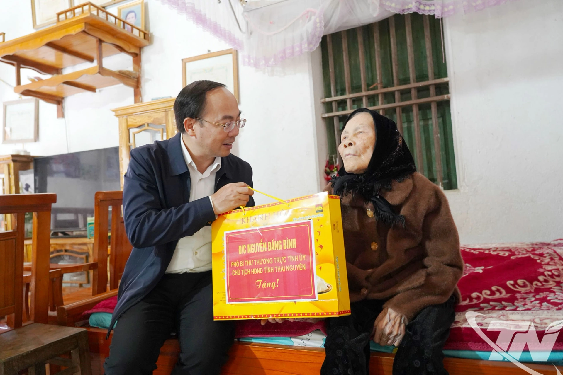 Đồng chí Nguyễn Đăng Bình tặng quà Mẹ Việt Nam Anh hùng Phạm Thị May.