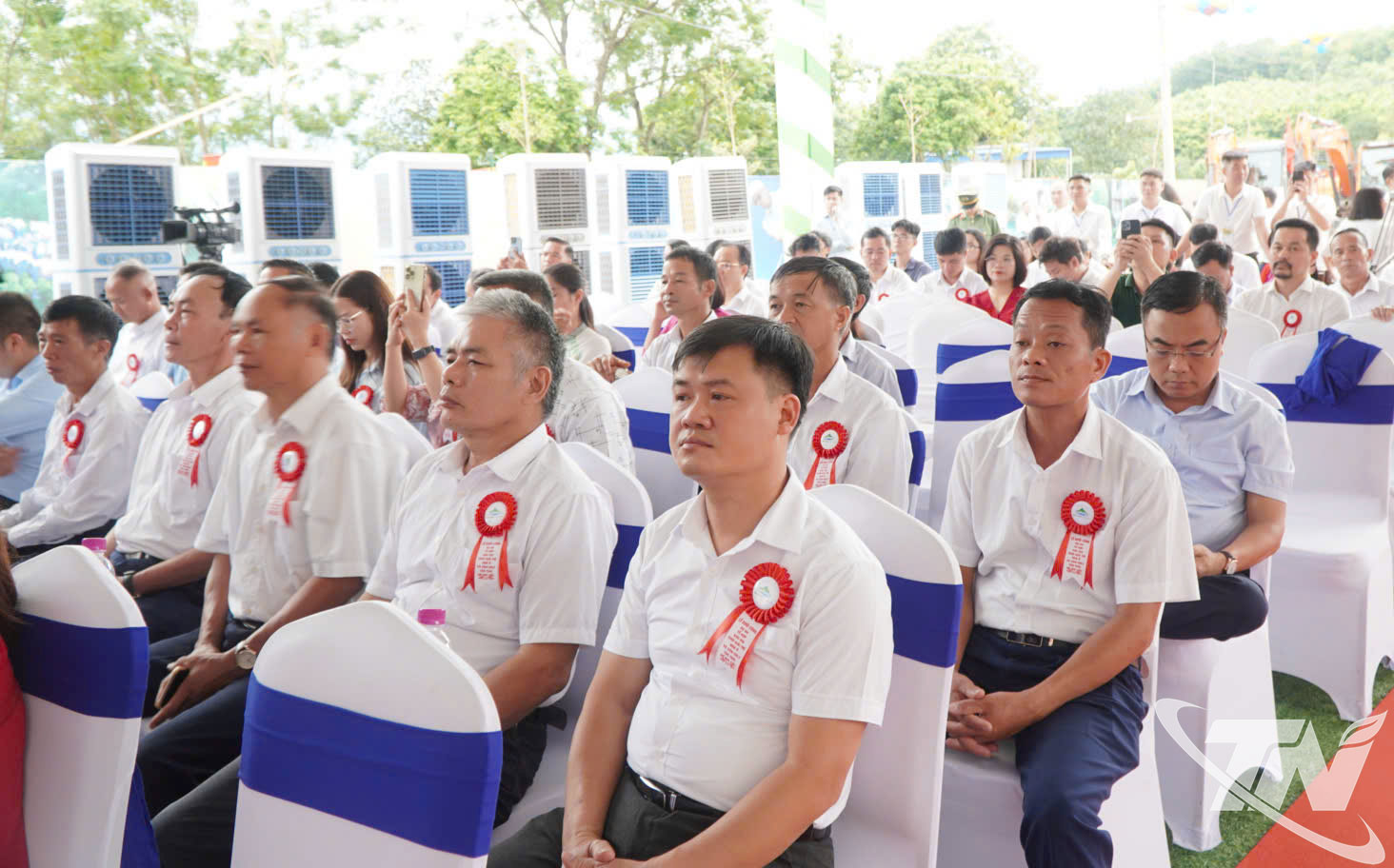 Các đại biểu dự Lễ khởi công Dự án Tổ hợp khu vui chơi giải trí, nhà ở và sân golf Tân Thái hồ Núi Cốc, xã Đại Phúc.