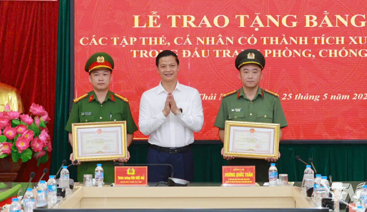 Đồng chí Chủ tịch UBND tỉnh trao khen thưởng cho 2 tập thể.
