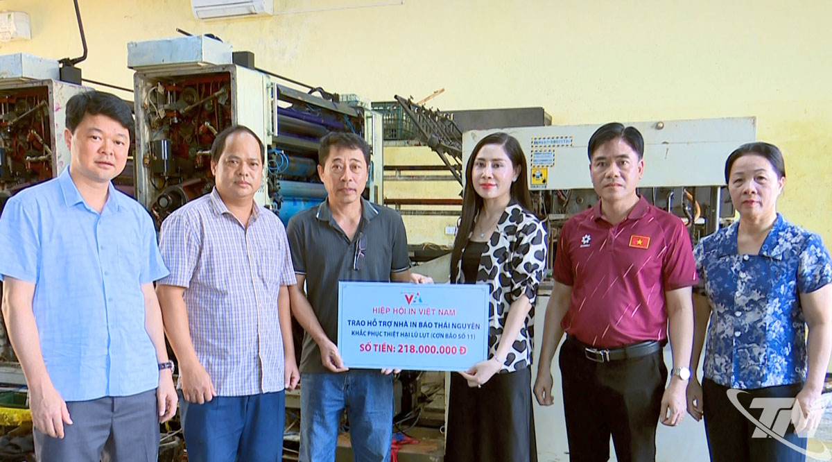 Đại diện Hiệp hội In Việt Nam trao hỗ trợ Nhà in Báo và phát thanh, Truyền hình Thái Nguyên số tiền 218 triệu đồng.