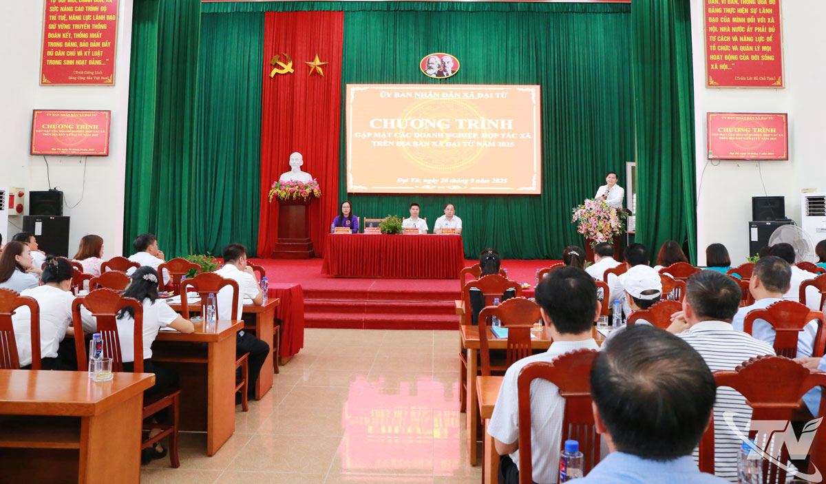 Các đại biểu dự chương trình gặp mặt.