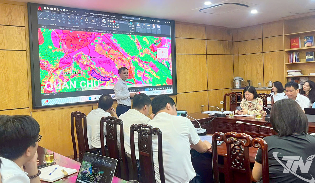 Đại diện đơn vị chuyên môn trình bày phương án điều chỉnh quy hoạch Cụm công nghiệp Quân Chu 2, xã Quân Chu, với quy mô 75ha