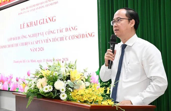 Phó Bí thư Đảng ủy Các cơ quan Đảng TPHCM Nguyễn Khoa Hải phát biểu khai giảng lớp bồi dưỡng. Ảnh: VIỆT DŨNG
