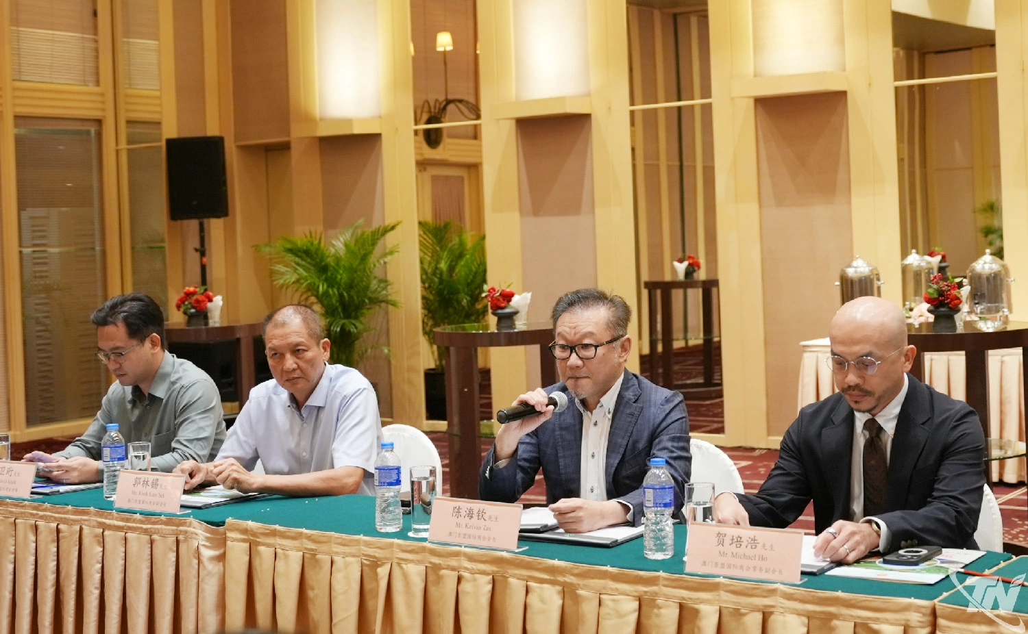 Chủ tịch Phòng Thương mại Quốc tế ASEAN Macao Kelvin Tan trao đổi tại buổi làm việc.
