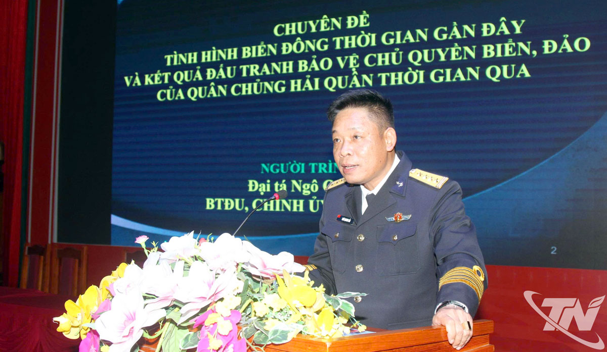 Báo cáo viên đến từ Nhà máy X56 (Cục Hậu cần – Kỹ thuật Hải quân) truyền đạt tại hội nghị.