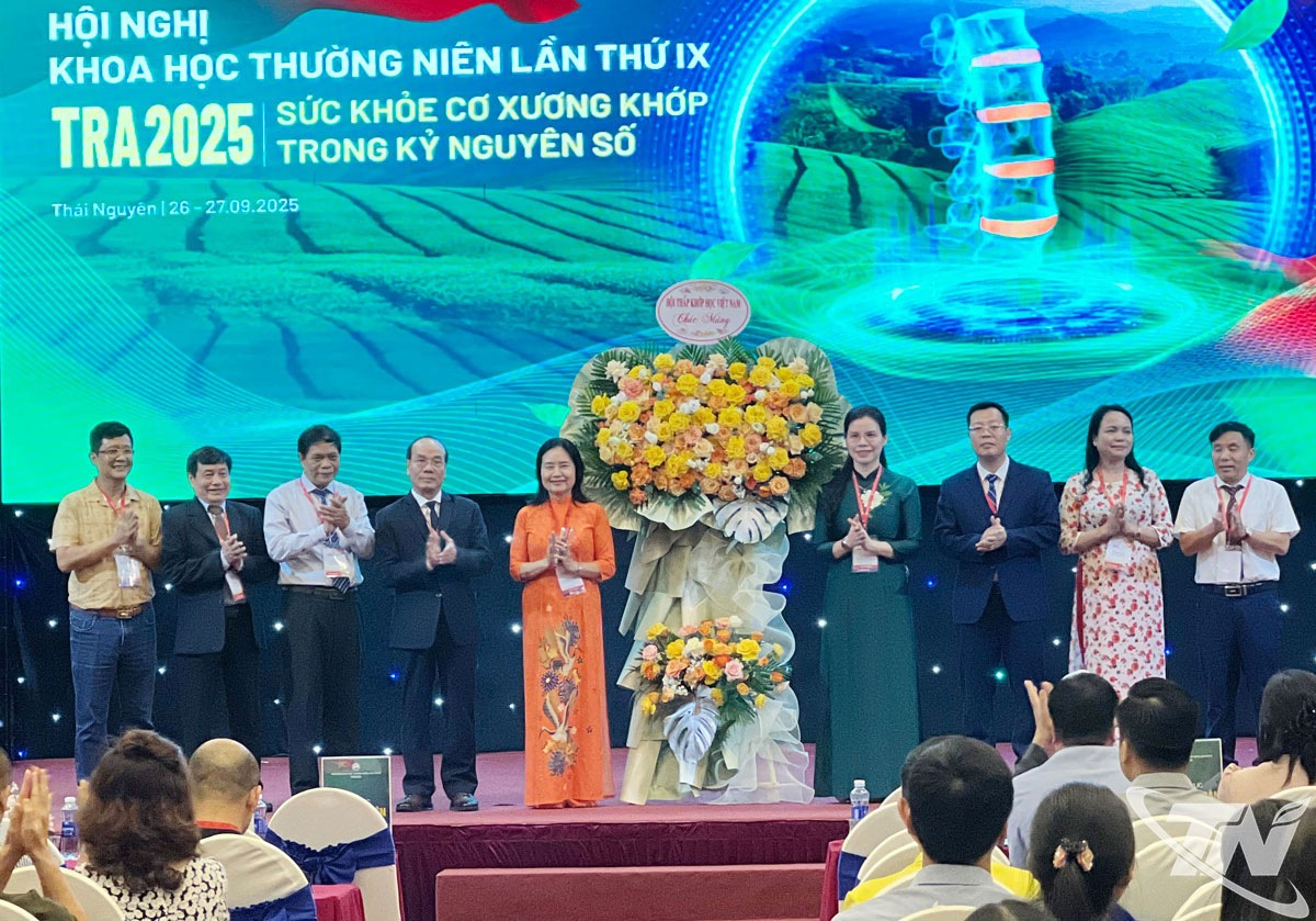 Các đại biểu tặng hoa chúc mừng Hội nghị.