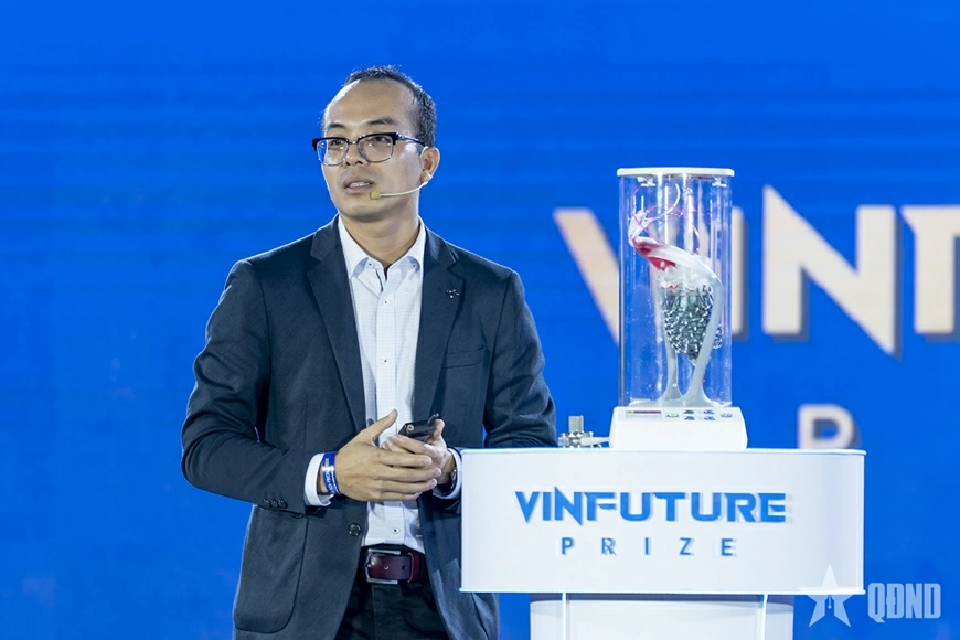 PGS Đỗ Thanh Nhỏ cùng trái tim nhân tạo do ông và nhóm nghiên cứu, phát triển. Ảnh: THANH TUYỀN