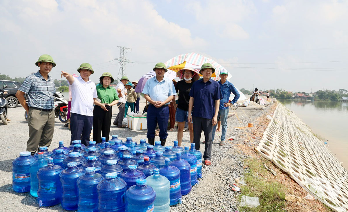Đoàn công tác của tỉnh kiểm tra tại một khu vực ngập úng trên địa bàn phường Vạn Xuân.